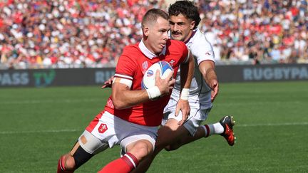 L'arrière gallois Liam Williams échappe à un plaquage géorgien, le 7 octobre au stade de la Beaujoire de Nantes (MASAKI FURUMAYA / YOMIURI)