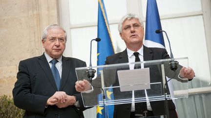 Le ministre de l'Ecologie&nbsp;Philippe Martin, et le pr&eacute;sident de la r&eacute;gion Ile-de-France Jean-Paul Huchon, lors de leur point presse au sujet de l'&eacute;pisode de pollution, jeudi 13 mars &agrave; Paris. (  MAXPPP)