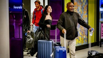 Des voyageurs en provenance de Chine à l'aéroport d'Amsterdam-Schiphol, aux Pays-Bas, le 8 janvier 2023. (ANP MAG / AFP)