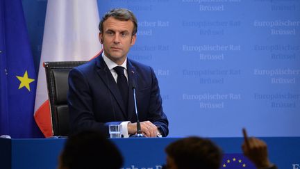 Emmanuel Macron donne une conférence de presse à Bruxelles (Belgique), le 17 décembre 2021. (ALEXEY VITVITSKY / SPUTNIK / AFP)