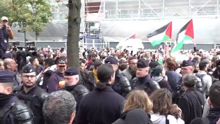 Guerre entre le Hamas et Israël : plusieurs centaines de personnes rassemblées à Paris en soutien à la Palestine (franceinfo)