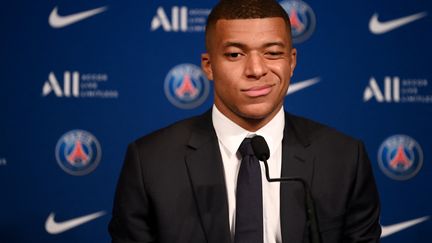 Kylian Mbappé en conférence de presse après sa prolongation au PSG, le 23 mai 2022 au Parc des Princes. (FRANCK FIFE / AFP)