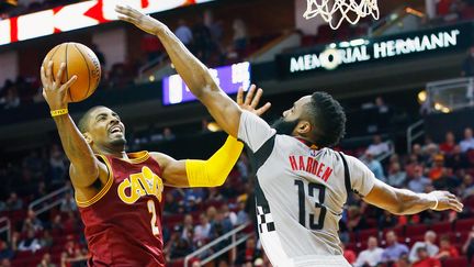 Kyrie Irving et les Cavs n'ont laissé aucune chance aux Rockets  (SCOTT HALLERAN / GETTY IMAGES NORTH AMERICA)