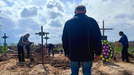 Volodymir devant la tombe fraîchement creusée de son fils à Boutcha en Ukraine, le 30 avril 2022. Il a été touché par un éclat de roquette tirée par les Russes. (FARIDA NOUAR / RADIO FRANCE)