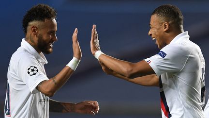 Kylian Mbappe et Neymar après leur victoire face à l'Atalanta Bergame, à Lisbonne (Portugal), le mercredi 12 août 2020. (DAVID RAMOS / POOL)