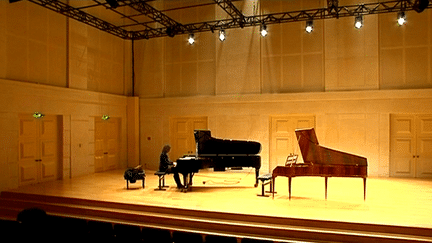 Vanessa Wagner joue sur piano moderne et pianoforte
 (France3 / Culturebox)