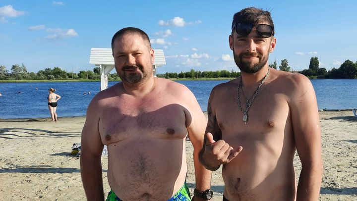 Dmitri et Andrei, militaires en permission, profitent de la plage , du lac et du soleil près de Sloviansk. (GILLES GALLINARO / RADIO FRANCE)