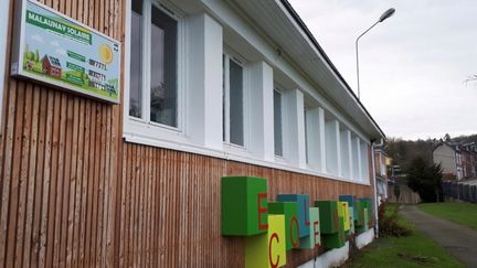 À Malaunay, un compteur donne en temps réel l'énergie produite par les panneaux photovoltaïques installés sur l'une des écoles. (SANDRINE ETOA-ANDEGUE / RADIO FRANCE)