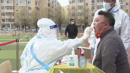 Covid-19 en Chine : le pays reconfine des villes entières face à la recrudescence de cas positifs (FRANCE 2)