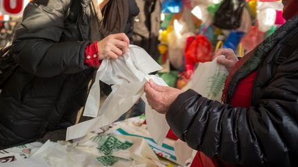 Des sacs biosources et compostables sont utilisés par les consommateurs. (MAXPPP)