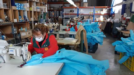 Surtout connu pour son industrie de la chaussure, Arnedo, au nord de Madrid, se mobilise pour les soignants. Plusieurs entreprises ont ainsi changé les chaînes de production pour fournir masques et combinaisons de protection contre le coronavirus. (MARIE-PIERRE VEROT / RADIO FRANCE)