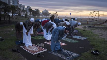 Des musulmans en prière au Cap, le 23 avril 2020, peu avant l'annonce du début du ramadan en Afrique du Sud. (RODGER BOSCH / AFP)