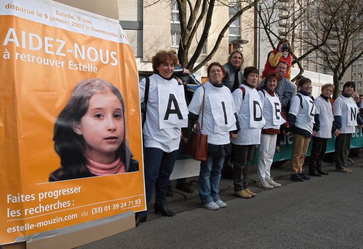 Des membres de l'association Estelle forment une "banderole humaine" ayant pour texte "Aidez-nous à retrouver Estelle", le 9 mars 2003, en marge du semi-marathon de Paris.&nbsp; (JEAN AYISSI / AFP)