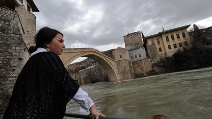 La rivière Neretva, près du Vieux Pont de Mostar, dans le sud de la Bosnie-Herzégovine. (ELVIS BARUKCIC / AFP)