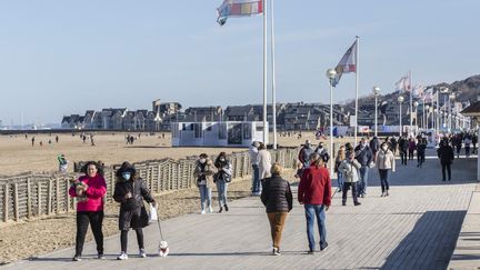 Des habitants se baladent sur les planches de Deauville, le 23 février 2021. (QUENTIN D?HAIS / MAXPPP)