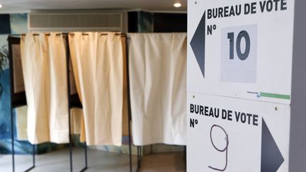 &nbsp; (Un bureau de vote à Fontenay-sous-Bois, près de Paris, hier © REUTERS/Charles Platiau)