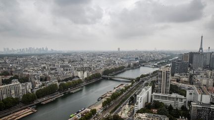 Vue aérienne de Paris depuis le ballon d'Airparif situé dans le parc André Citroën. (THOMAS SAMSON / AFP)