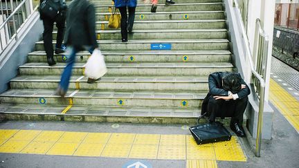 il est courant de retrouver de nombreux employés et cadres effondrés dans le métro, de les croiser ivres morts dans les quartiers d'affaires, comme Nihonbashi.  (Lee Chapman/SIPA)