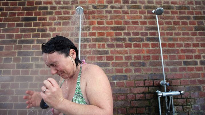 Inutile de s'infliger une douche glac&eacute;e, de l'eau fra&icirc;che ou ti&egrave;de suffit. (DAN KITWOOD / GETTY IMAGES EUROPE)