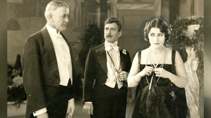 Joseph Jiquel Lanoë is at the center of this scene from a film shot in Hollywood, in the last century, in the 1920s (Cinscreen)