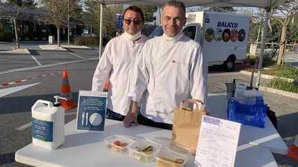 Le chef Laurent Poulet (à droite) sur l'aire de repos des Bréguières sur l'A8 distribue ses plats aux routiers. (Vinci Autoroutes)