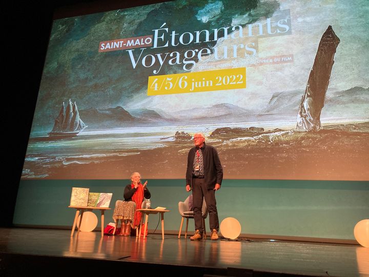 Francis Hallé ovationné dans l'auditorium du Palais du Grand Large le 5 juin au Festival Étonnants&nbsp;Voyageurs, Saint-Malo (Laurence Houot / FRANCEINFO CULTURE)