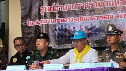 Le chef de la cellule de crise (troisième à droite) annonce le début des opérations de secours dimanche 8 juillet au matin à Tham Luang. (MATTHIEU MONDOLONI / RADIO FRANCE)