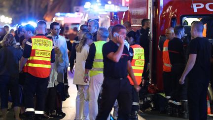 Des pompiers s'activent sur la promenade des Anglais, le 15 juillet 2016 à Nice (Alpes-Maritimes). (VALERY HACHE / AFP)