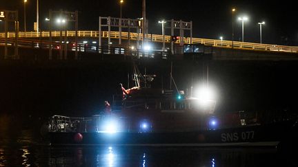 Un navire de la&nbsp;Société&nbsp;nationale de sauvetage en mer (SNSM) arrive dans le port de Calais (Pas-de-Calais) avec à son bord des corps de migrants morts dans un naufrage, le 24 novembre 2021. (FRANCOIS LO PRESTI / AFP)