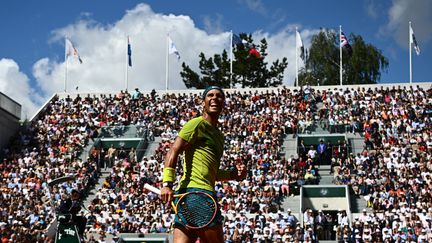 Le roi devant sa cour. Peu importe son antre, le Central, ou ici le Suzanne-Lenglen pour son troisième tour, Rafael Nadal est, et restera, le maître des lieux. Son corps a beau ne plus être son meilleur allié, sa science de la terre battue et sa force mentale inébranlable font de lui une légende toujours au sommet. (ANNE-CHRISTINE POUJOULAT / AFP)