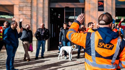 Des syndicalistes de la SNCF mobilisés contre la réforme des retraites, le 21 mars 2023. (JC MILHET / HANS LUCAS / AFP)