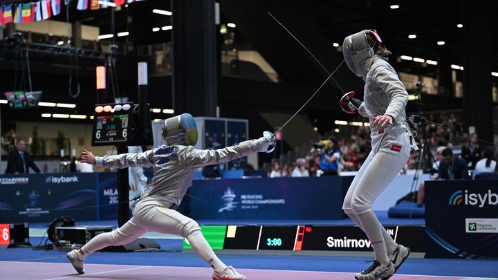 L'Ukrainienne Olga Kharlan à l'attaque face à la Russe Anna Smirnova, lors des championnats du monde d'escrime, le 27 juillet 2023. (ANDREAS SOLARO / AFP)