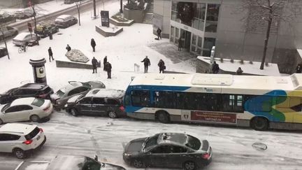 Capture d'écran d'une vidéo publiée sur Facebook présentant un incroyable carambolage à Montréal, lundi 5 décembre. (WILLEM SHEPHERD / FACEBOOK)