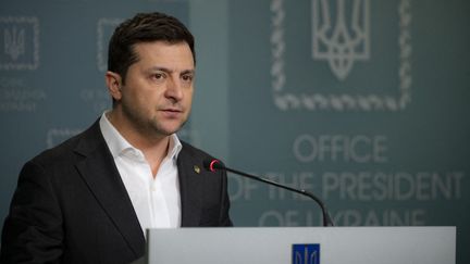 Le président ukrainien&nbsp;Volodymyr Zelensky lors d'une conférence de presse à Kiev, le 24 février 2022. (UKRAINE PRESIDENCY / AFP)