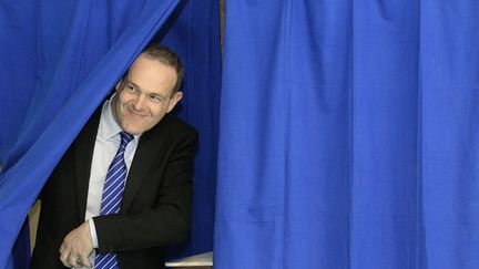 Steeve Briois, secr&eacute;taire national du Front national, sort de l'isoloir, le 27 mars 2011, apr&egrave;s avoir vot&eacute; &agrave; H&eacute;nin-Beaumont (Pas-de-Calais).&nbsp; (PASCAL ROSSIGNOL / REUTERS )