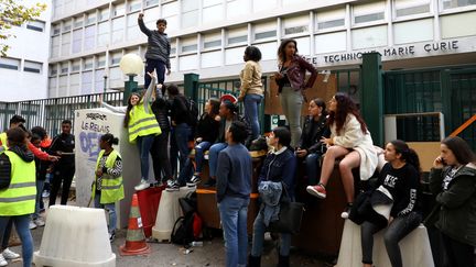 Le lycée professionnel&nbsp;Marie Curie manifeste contre la réforme des lycées et des collèges. (VAL?RIE VREL / MAXPPP)