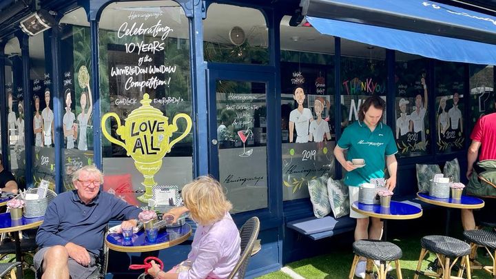 Ben, patron du bar le Hemingways, a choisi de représenter en dessin sur ses vitres, les vainqueurs hommes et femmes de Wimbledon depuis dix ans. (APOLLINE MERLE / FRANCEINFO SPORT)