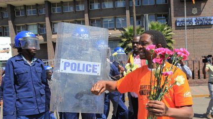 Zimbabwe : des manifestants fleurs à la main tabassés par les forces anti-émeutes