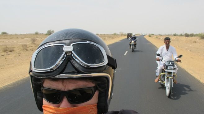 &nbsp; (A quoi reconnait-on les touristes en Inde? Ce sont ceux qui portent le casque © S.Martin)