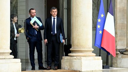 Le ministre du Travail, Olivier Dussopt, et le ministre de l'Intérieur, Gérald Darmanin, le 13 avril 2022 à l'Elysée, à Paris. (ALAIN JOCARD / AFP)