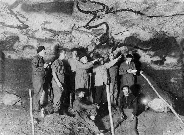 Le&nbsp;préhistorien Henri Breuil et son équipe inspectent les peintures de la grotte de Lascaux en 1948. (AFP)