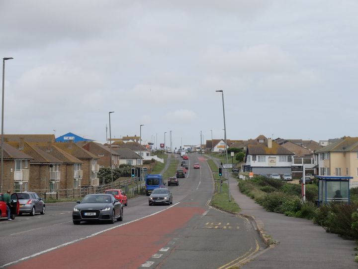 La route menant de Brighton à Peacehaven, mercredi 7 juin 2017. (MARIE-ADELAIDE SCIGACZ / FRANCEINFO)