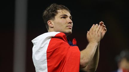 Le capitaine de l'équipe de France, Antoine Dupont, lors du tour d'honneur à Cardiff après la victoire sur les Gallois (13-9) dans le Tournoi des six nations, le 11 mars 2022. (GEOFF CADDICK / AFP)