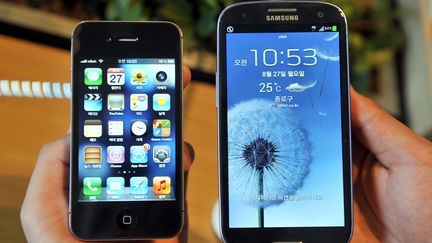 Apple et Samsung sont en concurrence directe sur le march&eacute; des smartphones et des tablettes. (JUNG YEON-JE / AFP)