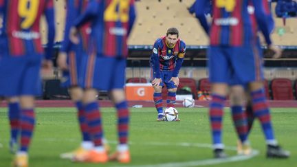 Le destin de Lionel Messi, ici face à l'Athletic Bilbao le 17 janvier 2021, restera-t-il lié jusqu'au bout à celui du FC Barcelone ? (CRISTINA QUICLER / AFP)