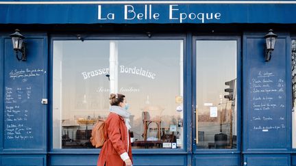 Un bar-restaurant à Bordeaux (Gironde), fermé en raison du confinement, le 25&nbsp;novembre 2020. (VALENTINO BELLONI / HANS LUCAS / AFP)