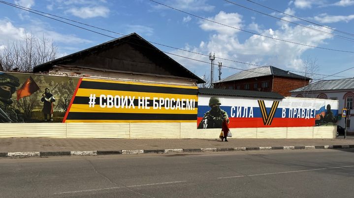 Dans les rues d’Efremov, des fresques murales de soutien à la guerre en Ukraine. Le 6 Avril 2023. (FRANCE INFO / RADIO FRANCE)