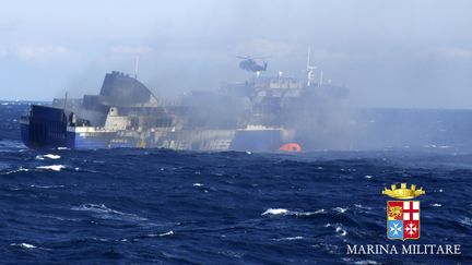 Le ferry "Norman Atlantic", le 29 d&eacute;cembre 2014, alors qu'il se dirige vers Brindisi (Italie), sur une photo de la marine italienne. (HODA EMAM / REUTERS )