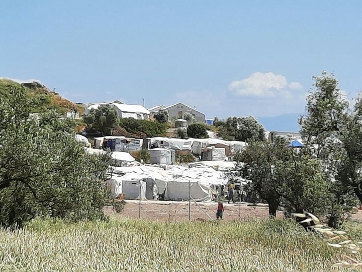 Les tentes blanches du camp de Kara Tepe, vues de l'extérieur. (BENJAMIN  ILLY / RADIO FRANCE)