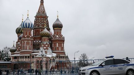 Une voiture de police sur la place Rouge le 15 novembre 2015, alors que Moscou vient d'annoncer de nouvelles mesures antiterroristes, après les attentats du 13 novembre 2015 à Paris.

 (REUTERS/Maxim Zmeyev)